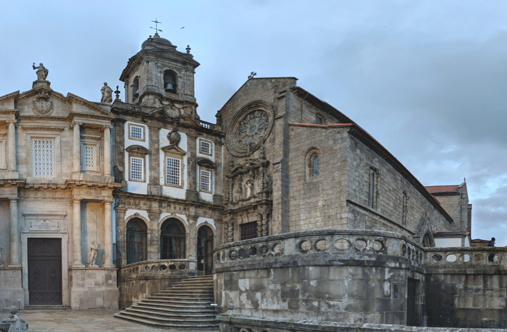 Den gotiske facade på kirken Igreja de São Francisco i Porto