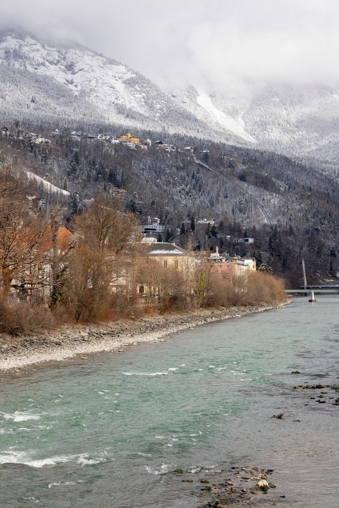 Hungerburgbahn krydser floden Inn på vej op mod Hungerburg i Innsbruck