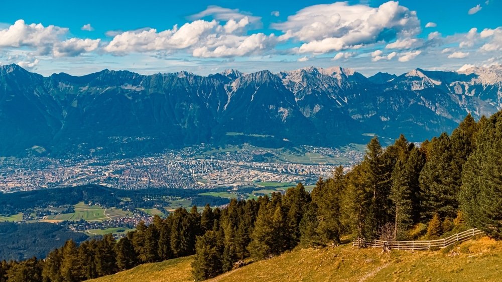 Sommerudsigt fra Patscherkofel ned over Innsbruck og Inndalen