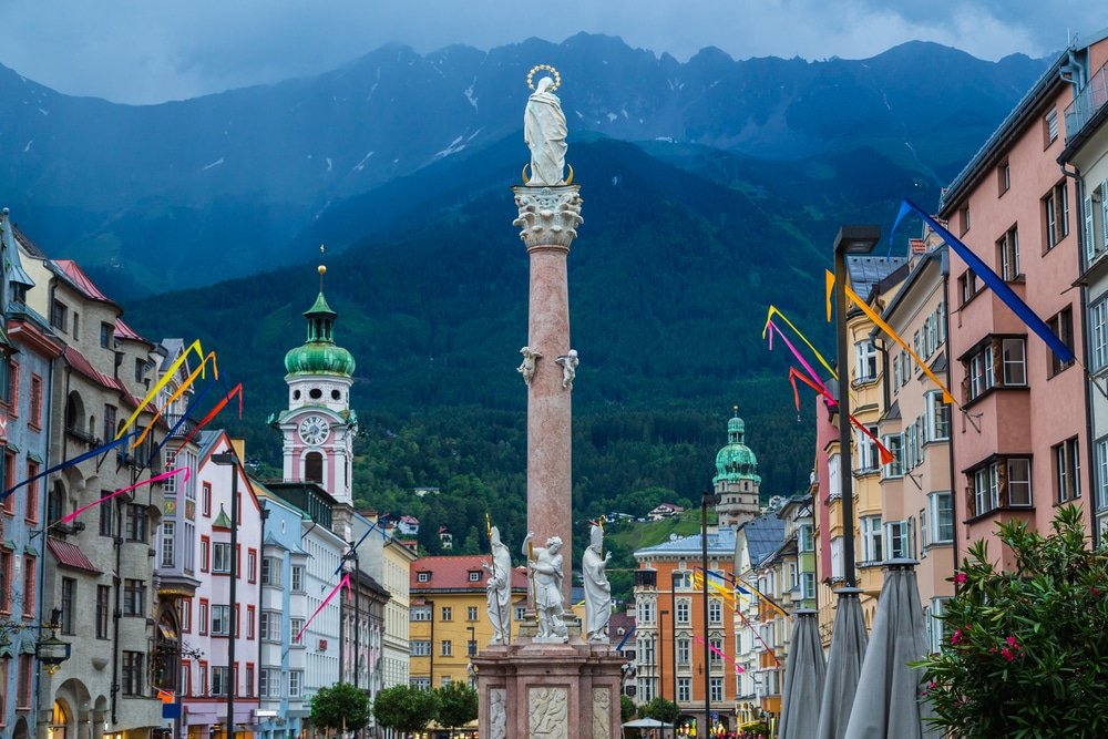 Maria-Theresien-Straße i Innenstadt i Innsbruck med Nordkette i baggrunden