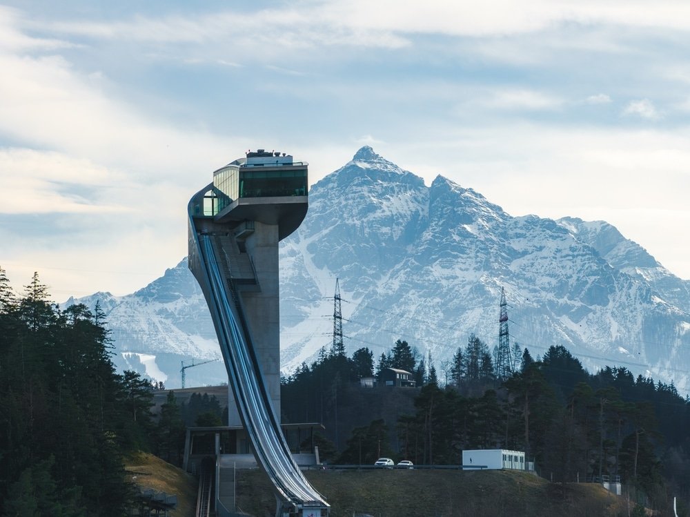 Bergisel-skihopbakken i Wilten i Innsbruck med bjergene i baggrunden
