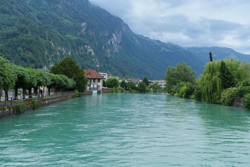 Interlaken West og Aare-floden i Schweiz