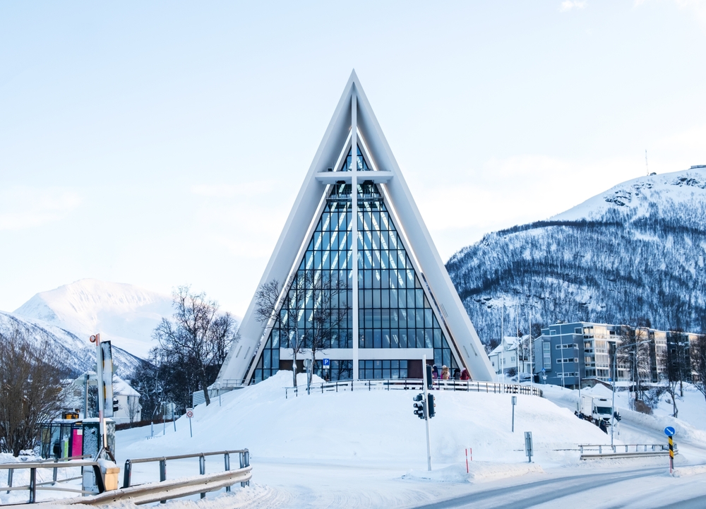 Ishavskatedralen (Tromsdalen kirke) i Tromsø om vinteren