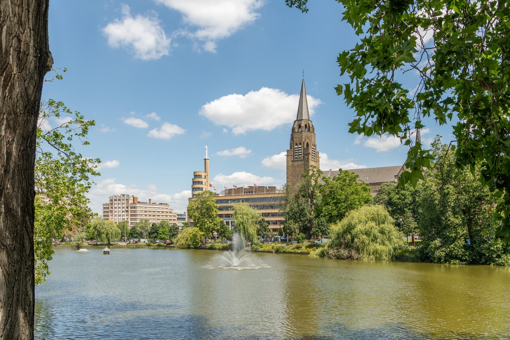 Flagey-bygningen set over søerne i Ixelles i Bruxelles