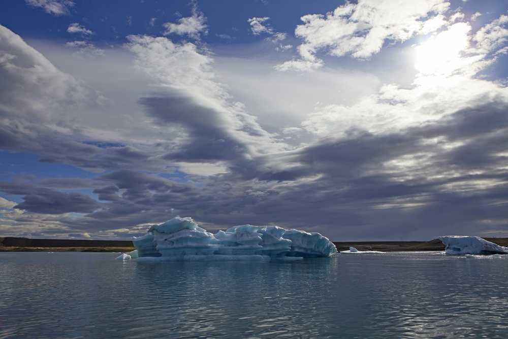 Isbjerge i gletsjerlagunen Jökulsárlón ved foden af Vatnajökull