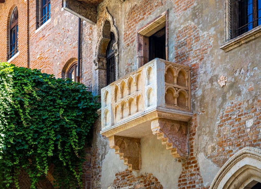 Julies balkon i Verona med stenmure og vedbend