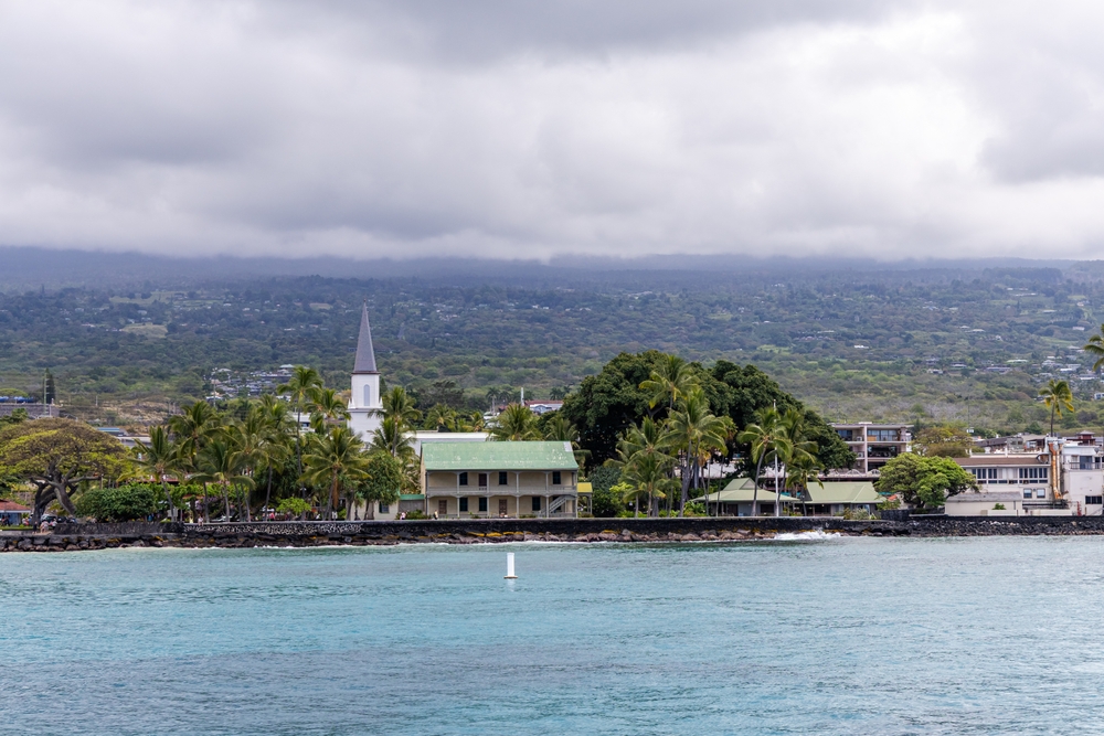 Havnefronten i Kailua-Kona med palmer og kirke