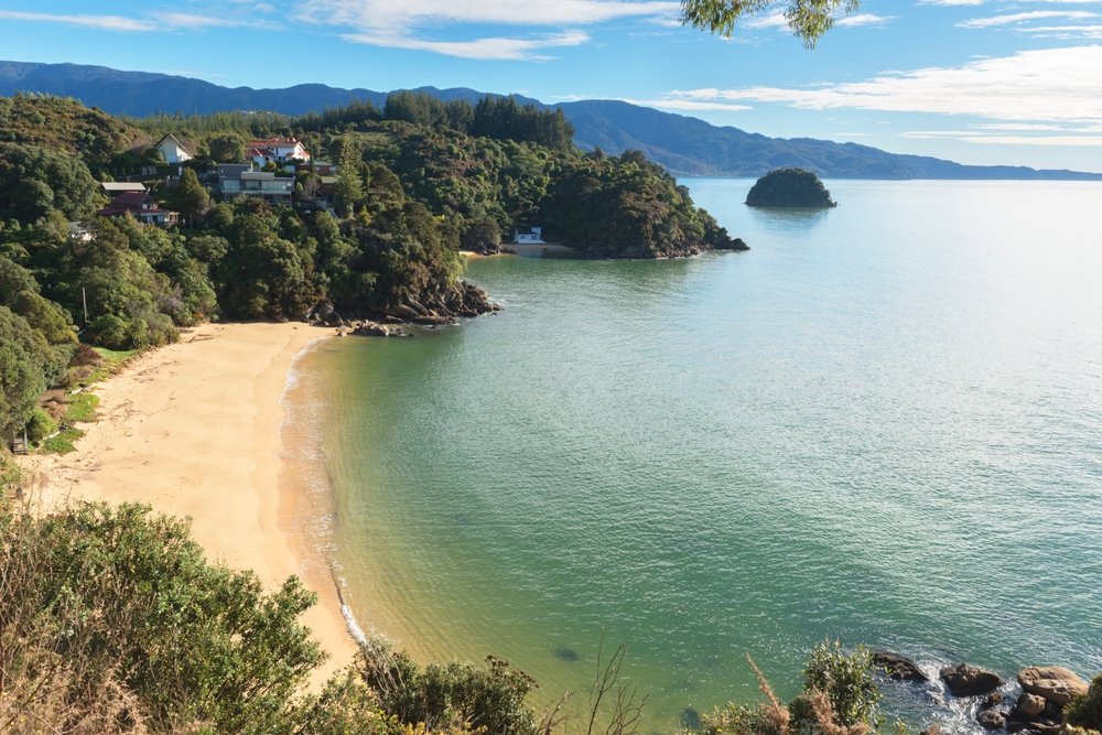 Gylden strand og turkist vand ved Kaiteriteri ved Abel Tasman National Park
