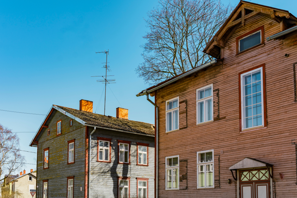 Gade med traditionelle farverige huse i Kalamaja i Tallinn