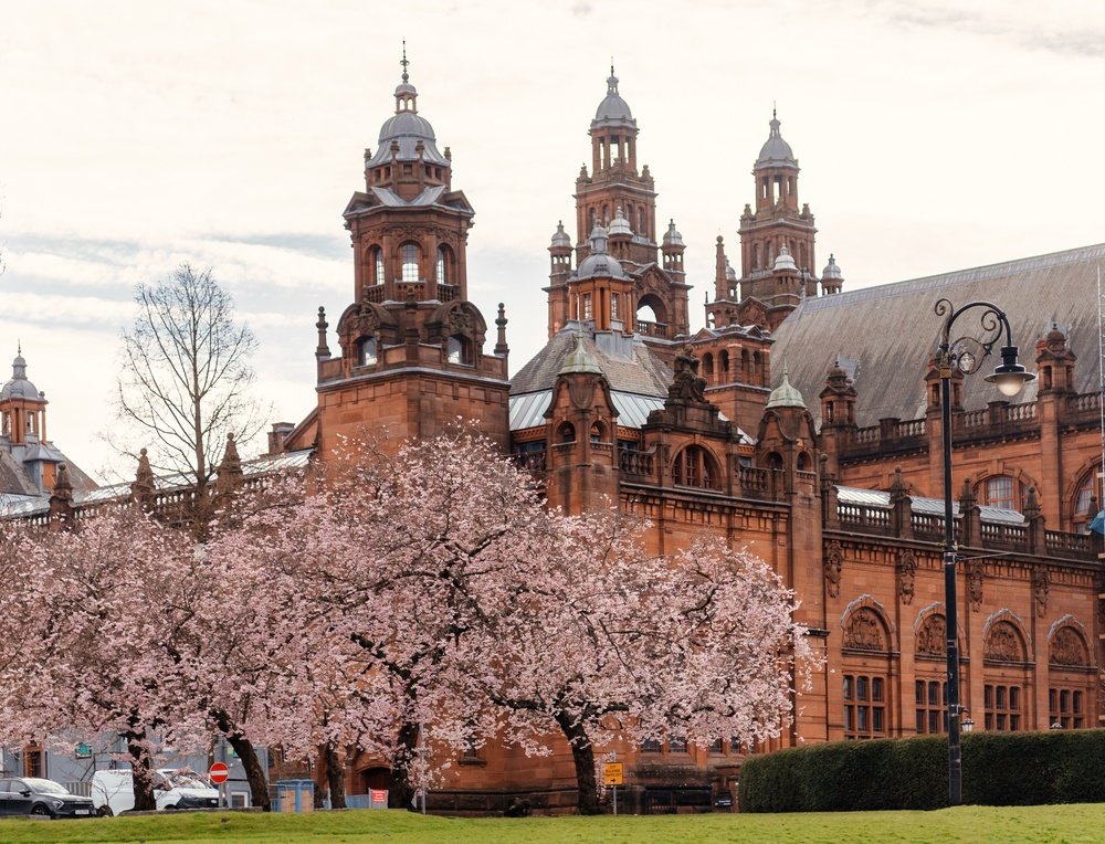 Kelvingrove Art Gallery and Museum i rød sandsten mellem kirsebærtræer i Glasgow