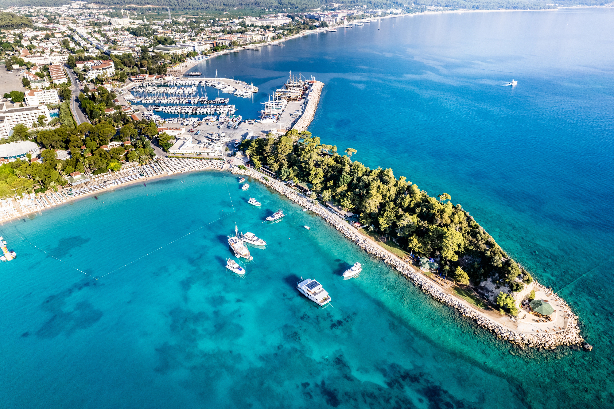 Luftfoto af havnen i Kemer
