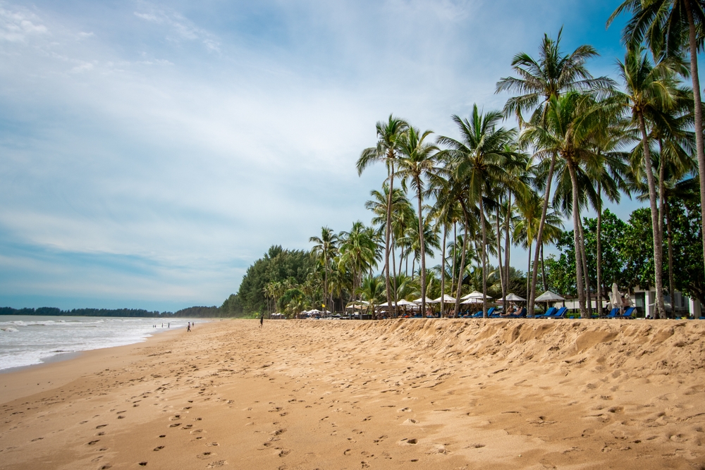 Den rolige strand Khuk Khak Beach i Khao Lak