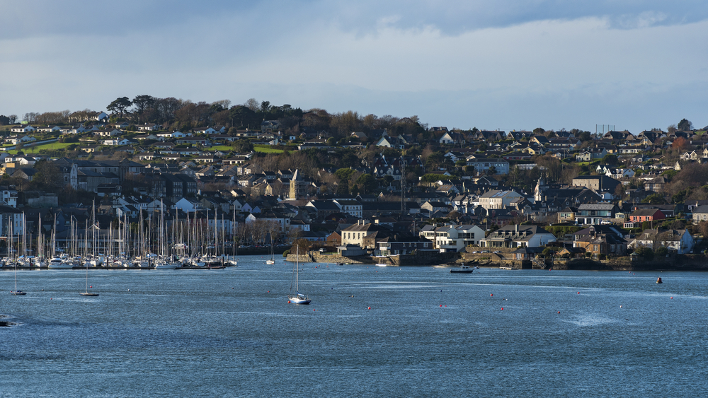 Panorama over den farverige by Kinsale i County Cork