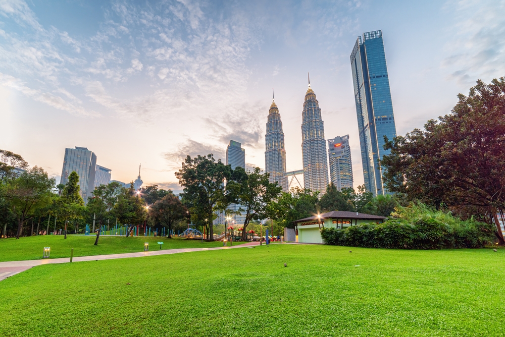 Græsplænen i KLCC Park med Petronas Twin Towers i baggrunden