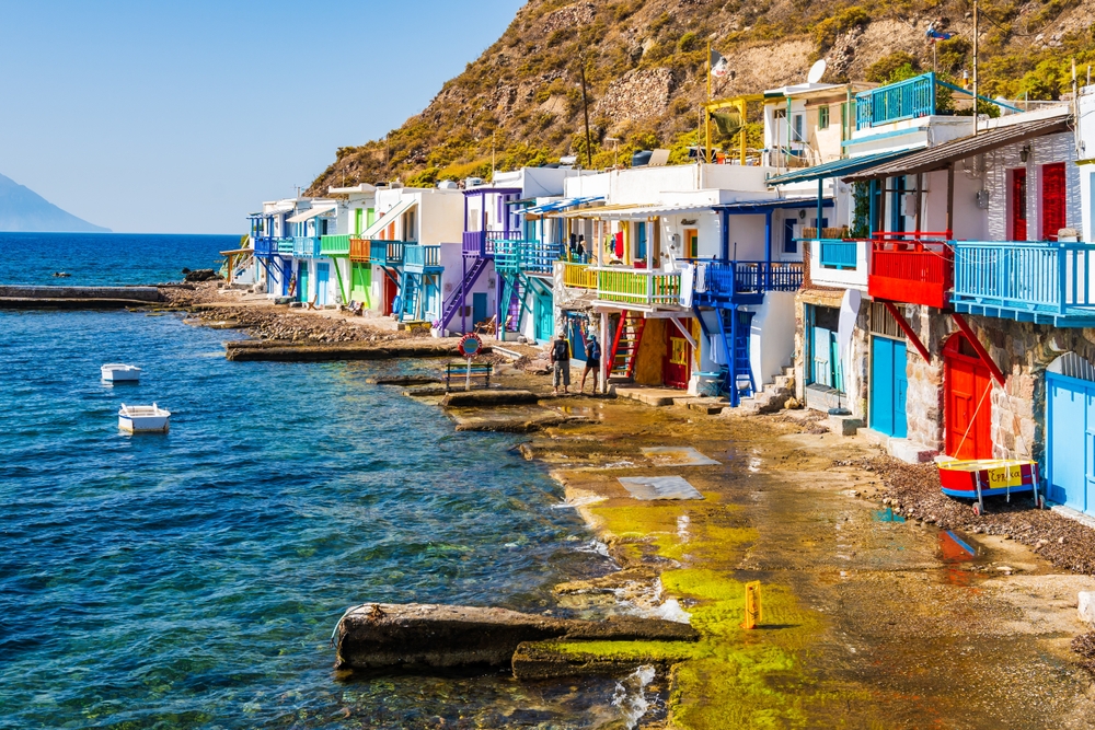 De farverige bådhuse i Klima på Milos