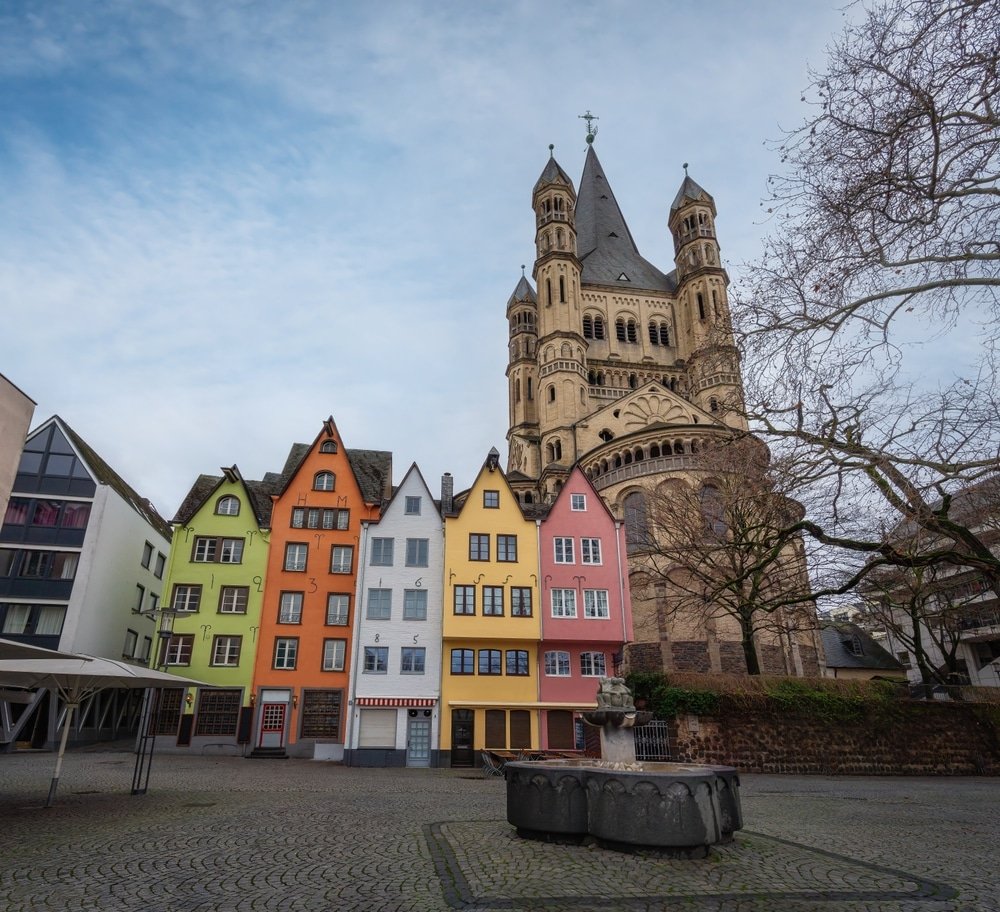 Fischmarkt med de farvede huse og kirken Groß St. Martin i Kölns Old Town