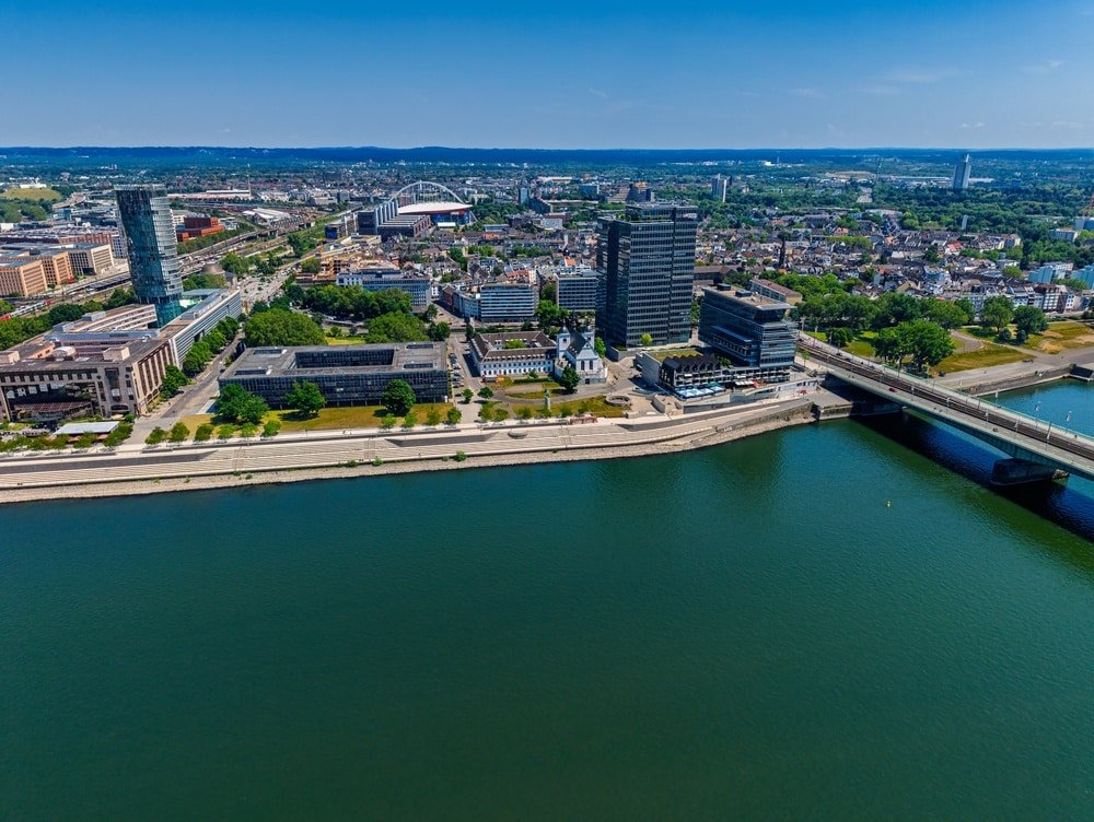 Deutz med Rheinboulevard, KölnTriangle og Rhinen set fra luften