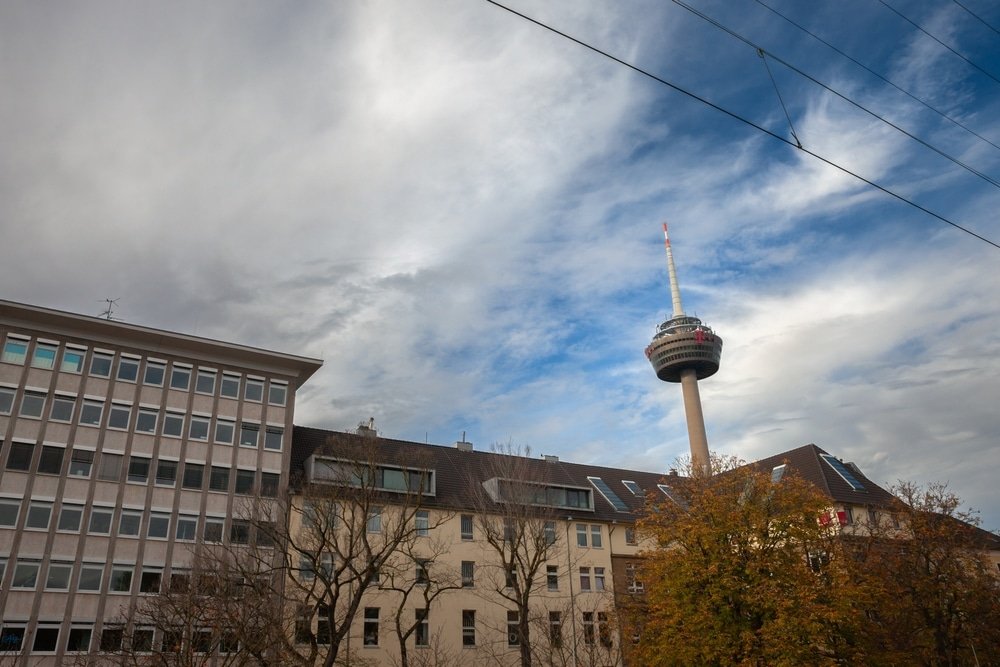Tv-tårnet Colonius set fra gaden i Ehrenfeld i Köln