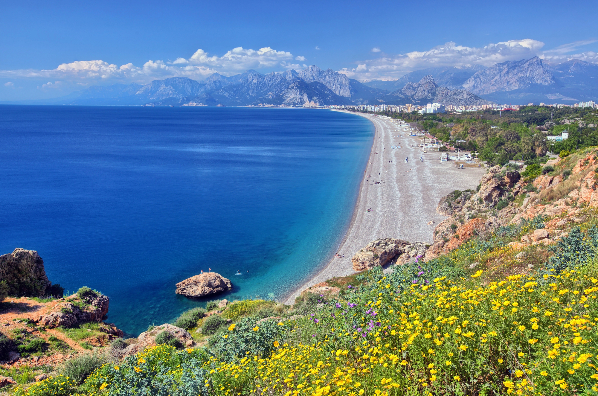 Konyaaltı-stranden i Antalya ved Middelhavet