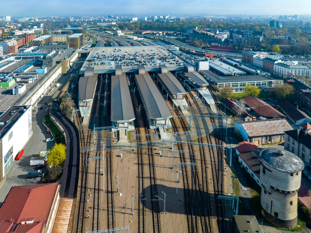 Hovedbanegården Kraków Główny i Krakow med de overdækkede perroner