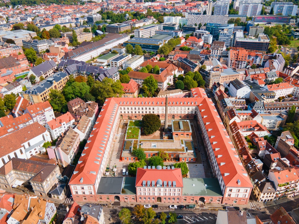 Luftfoto af den gamle tobaksfabrik Manufacture des Tabacs i Krutenau i Strasbourg