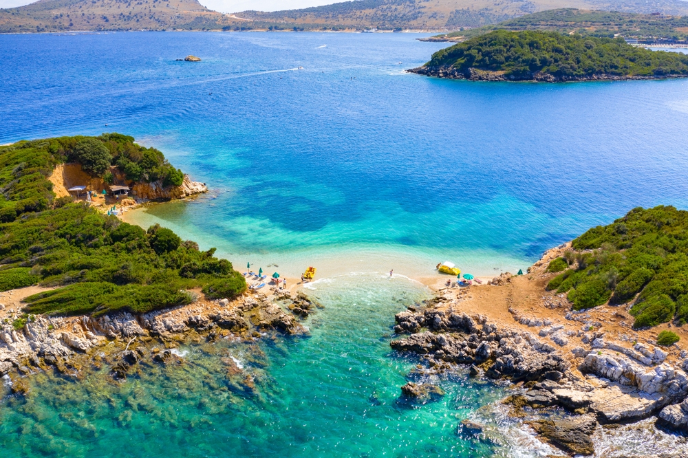 Stranden Bora Bora i Ksamil med de små øer ude i vandet