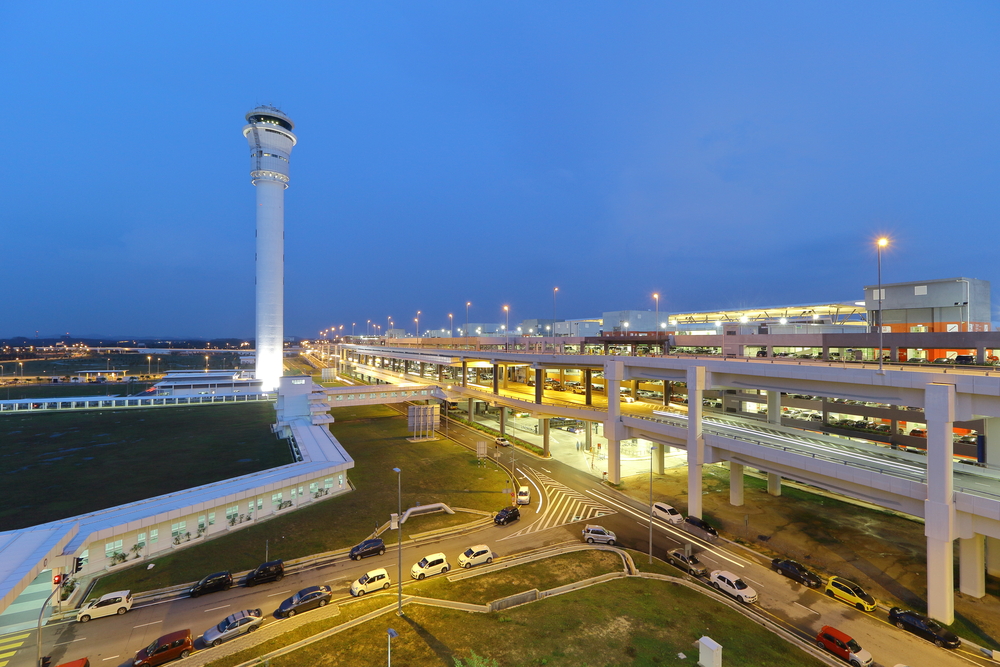Kontroltårnet og Transport Hub ved Terminal 2 i Kuala Lumpur Lufthavn