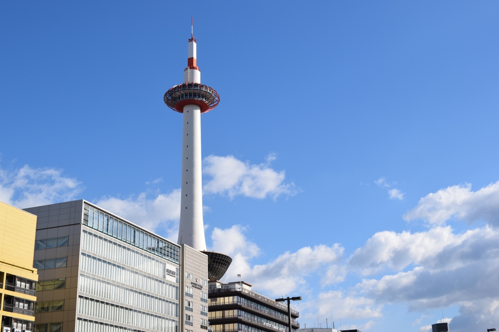 Kyoto Tower set fra Kyoto Station