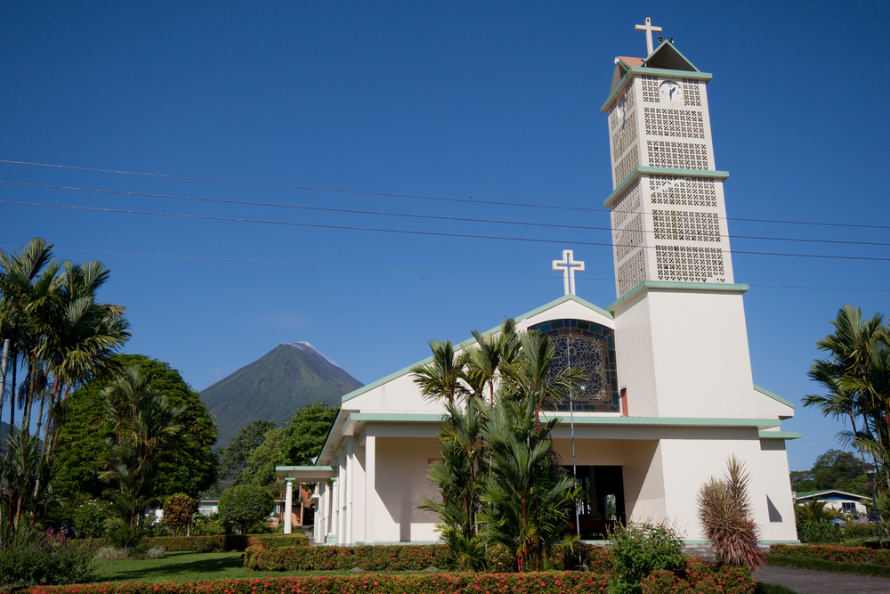 Kirken og parken i La Fortuna med vulkanen Arenal i baggrunden