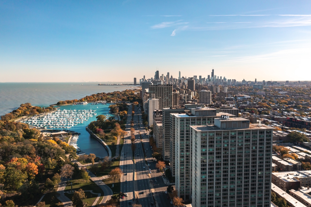 Luftfoto af Lakeview og Belmont Harbor med Chicagos skyline i baggrunden