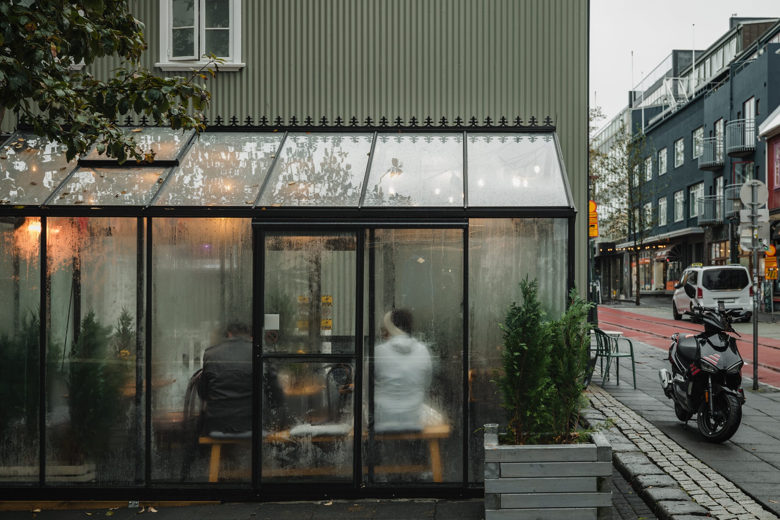 Café på Laugavegur i Reykjavik om vinteren