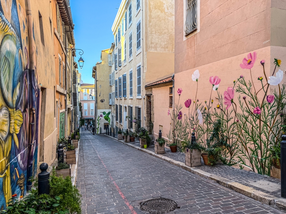 Brostensgade med gadekunst i Le Panier i Marseille