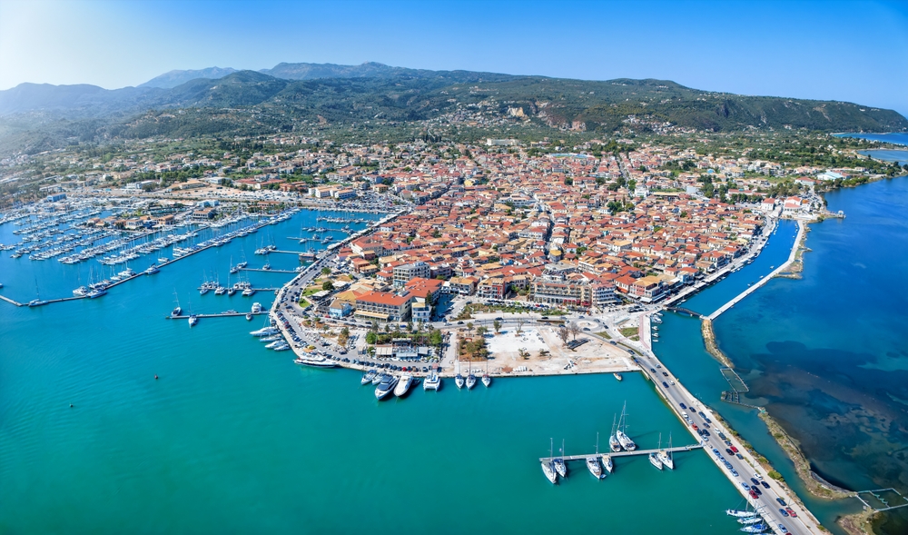 Luftfoto af Lefkada By med marinaen og havnen