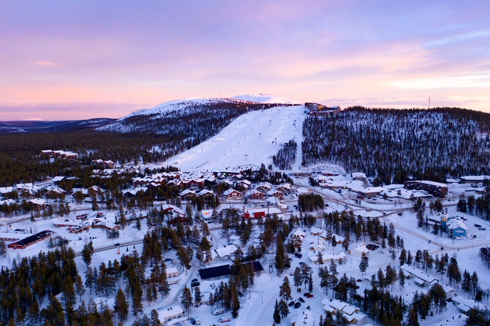 Luftfoto af skisportsbyen Levi en vinteraften i Lapland