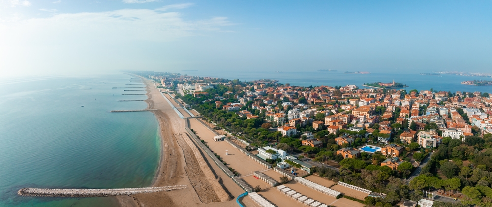 Lido di Venezia set fra luften med den lange sandstrand ud mod Adriaterhavet