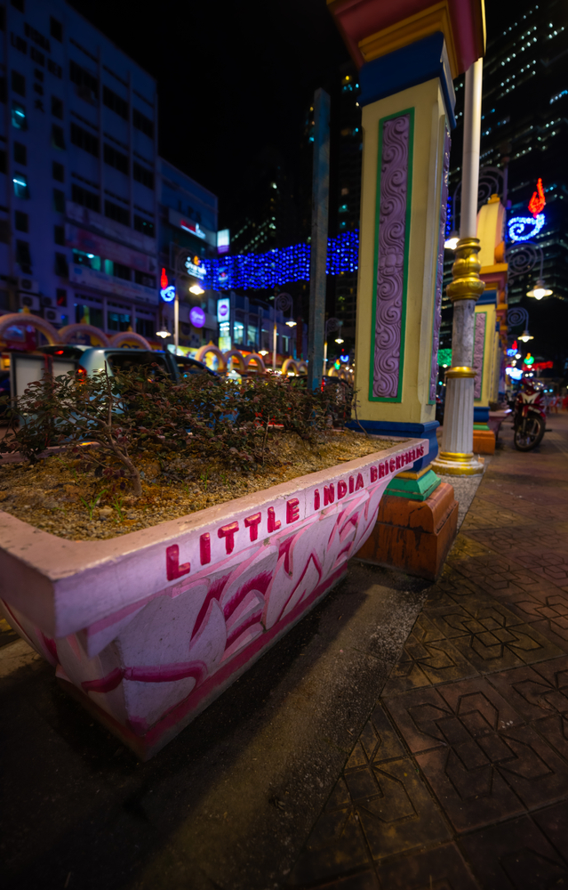 Jalan Tun Sambanthan i Little India i Brickfields i Kuala Lumpur om aftenen