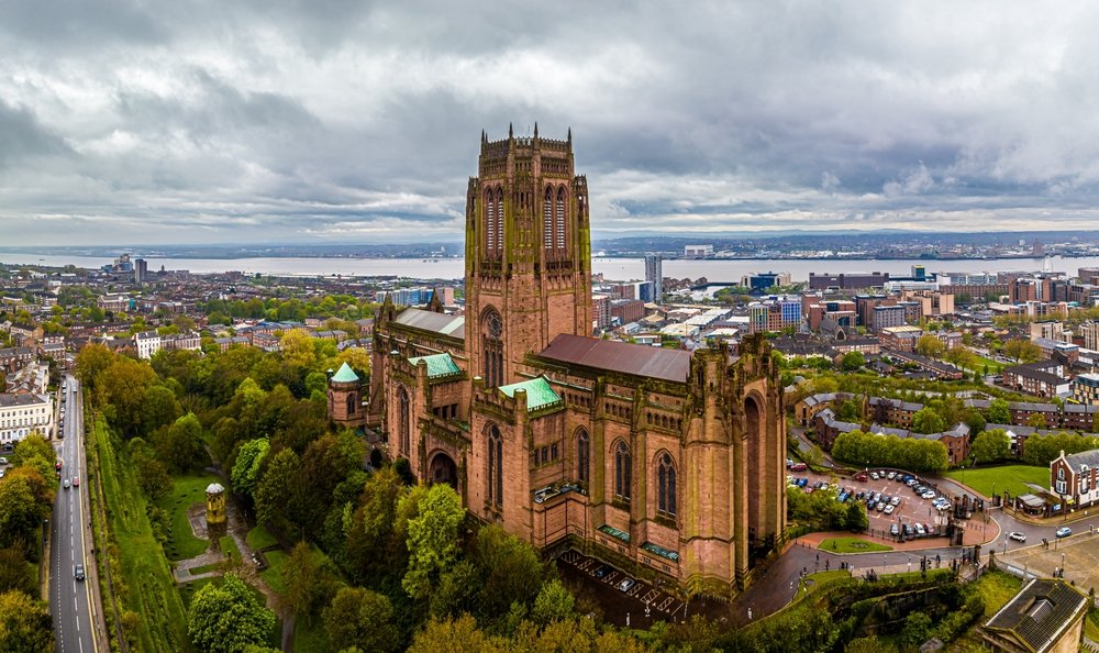 Den anglikanske Liverpool Cathedral i rød sandsten set fra luften
