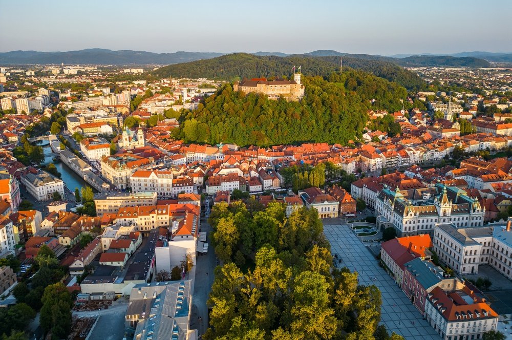 Ljubljanas Old Town med slottet på bakken og Ljubljanica-floden