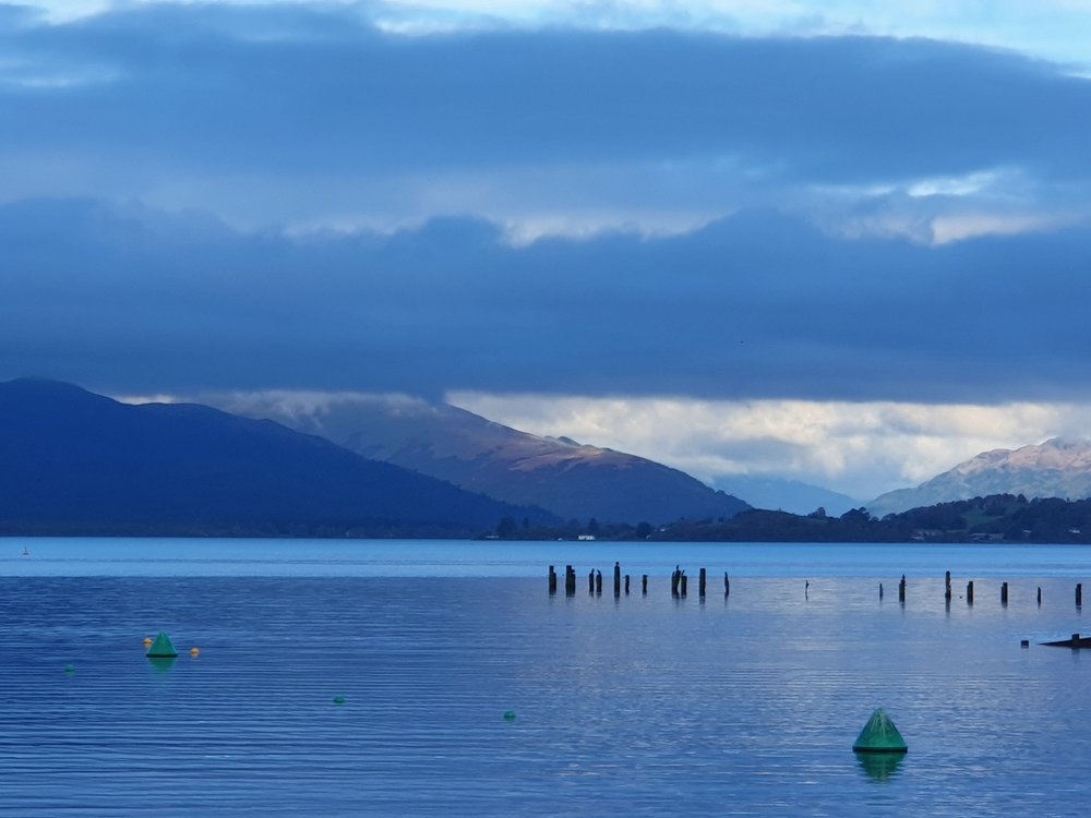 Loch Lomond set fra Balloch med bjergene i baggrunden