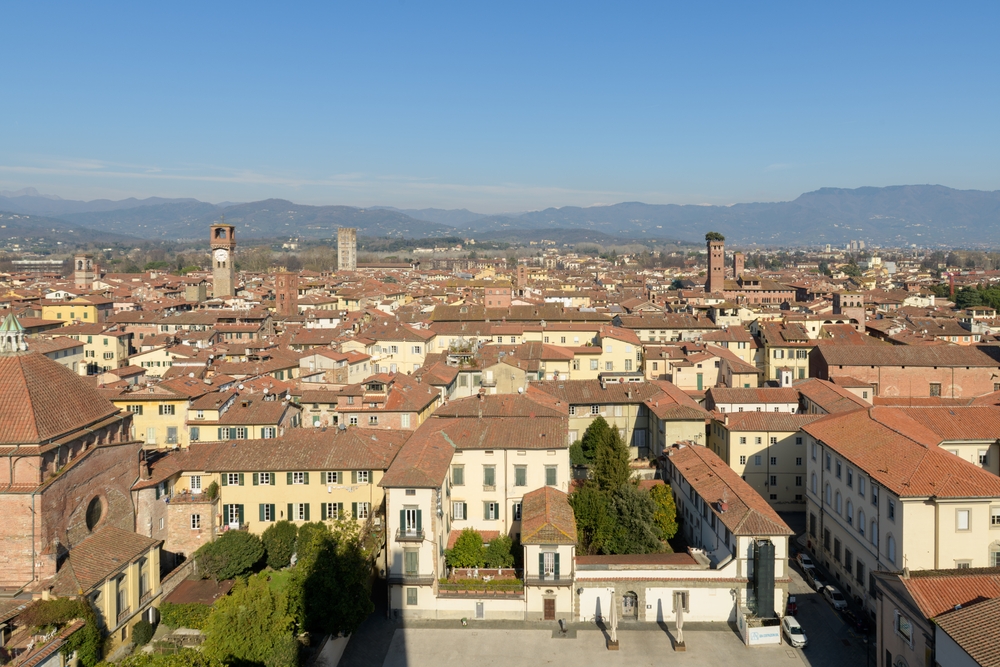 Udsigt over tagene i Lucca med tårnet Torre Guinigi