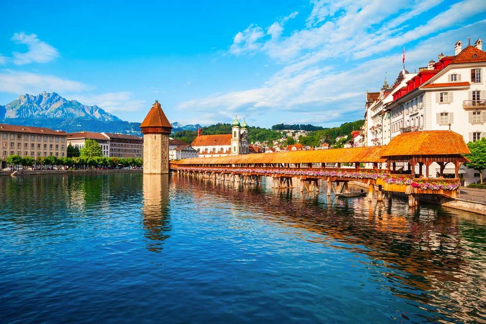 Kapellbrücke og Wasserturm over floden Reuss i Luzern