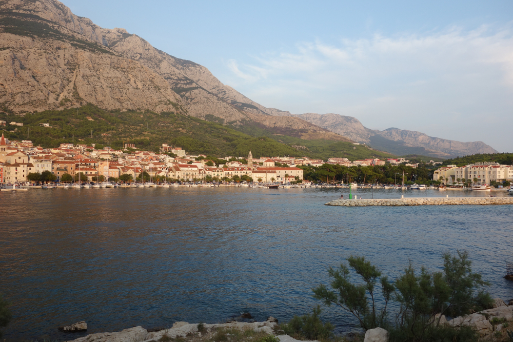 Havnen i Makarska med bjergmassivet Biokovo i baggrunden