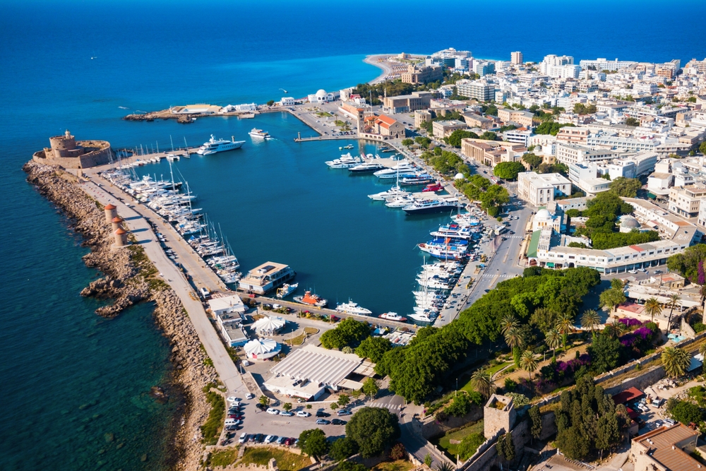 Luftfoto over Mandraki-havnen i Rhodos by