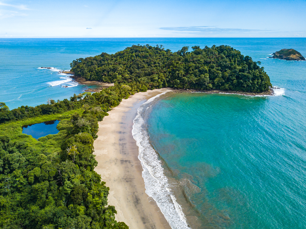 Stranden Playa Manuel Antonio i nationalparken set fra luften