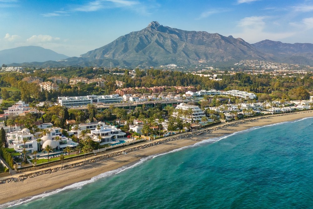 Villaer og hoteller ved stranden på Golden Mile i Marbella med bjerget La Concha