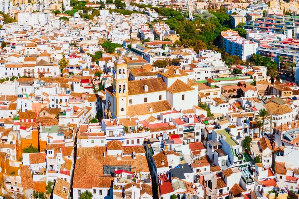Marbellas Old Town med hvide huse og kirken Iglesia de la Encarnación set fra luften