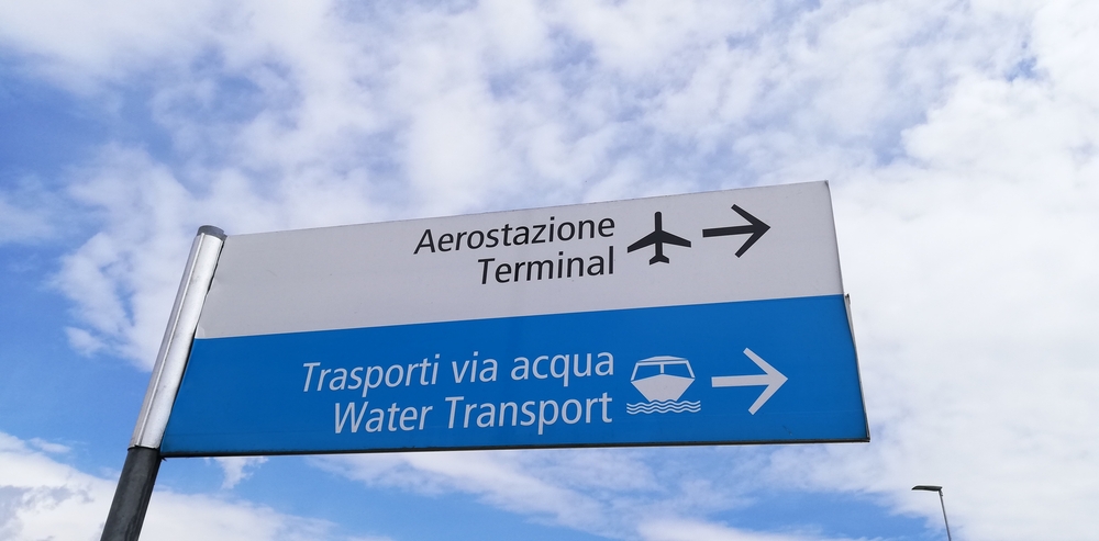 Skilte til vandtransport i Marco Polo Lufthavn i Venedig