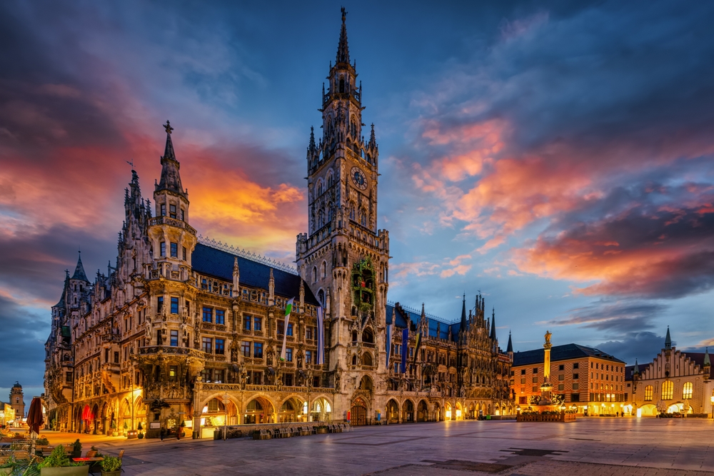 Marienplatz og rådhuset Neues Rathaus i München ved solopgang