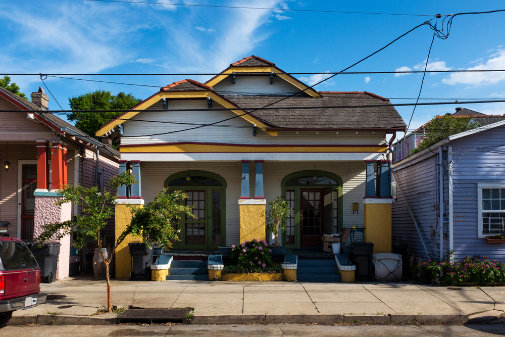 Facaden på et farvestrålende traditionelt hus i Marigny i New Orleans