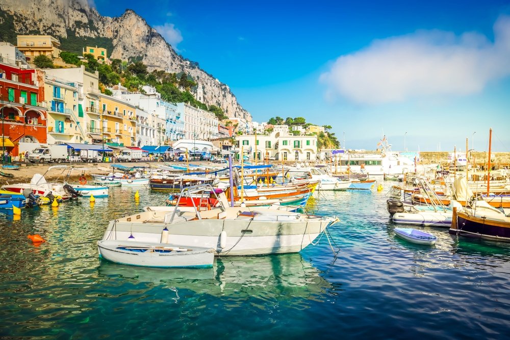 Havnen Marina Grande med både og farvede huse på Capri